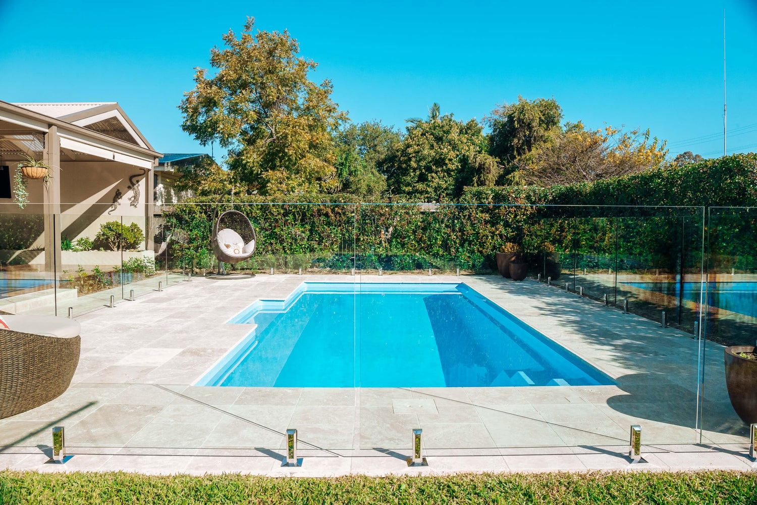 How to Choose Between a Saltwater or Chlorine Pool